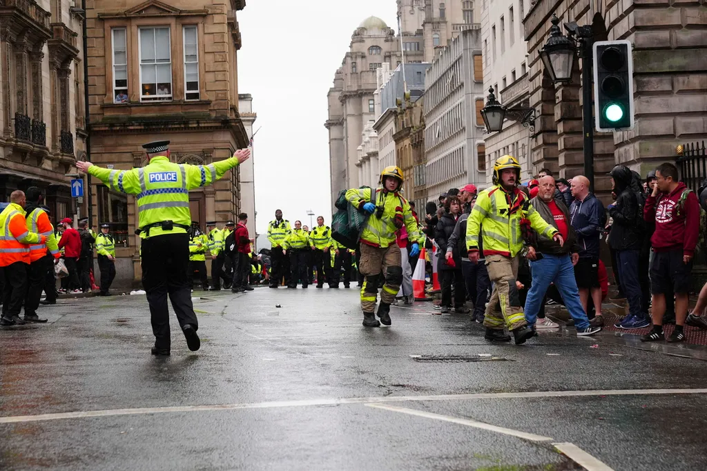 Autó hajtott a Liverpool bajnoki győzelmét ünneplő tömegbe, tragédia, merénylet, terrorizmus