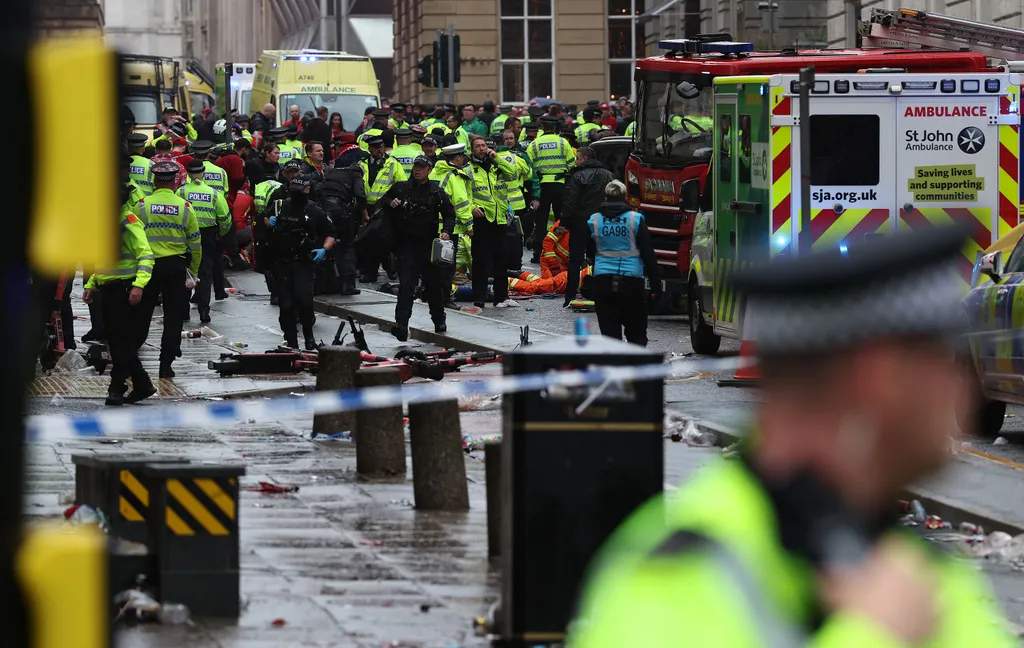 Autó hajtott a Liverpool bajnoki győzelmét ünneplő tömegbe, tragédia, merénylet, terrorizmus