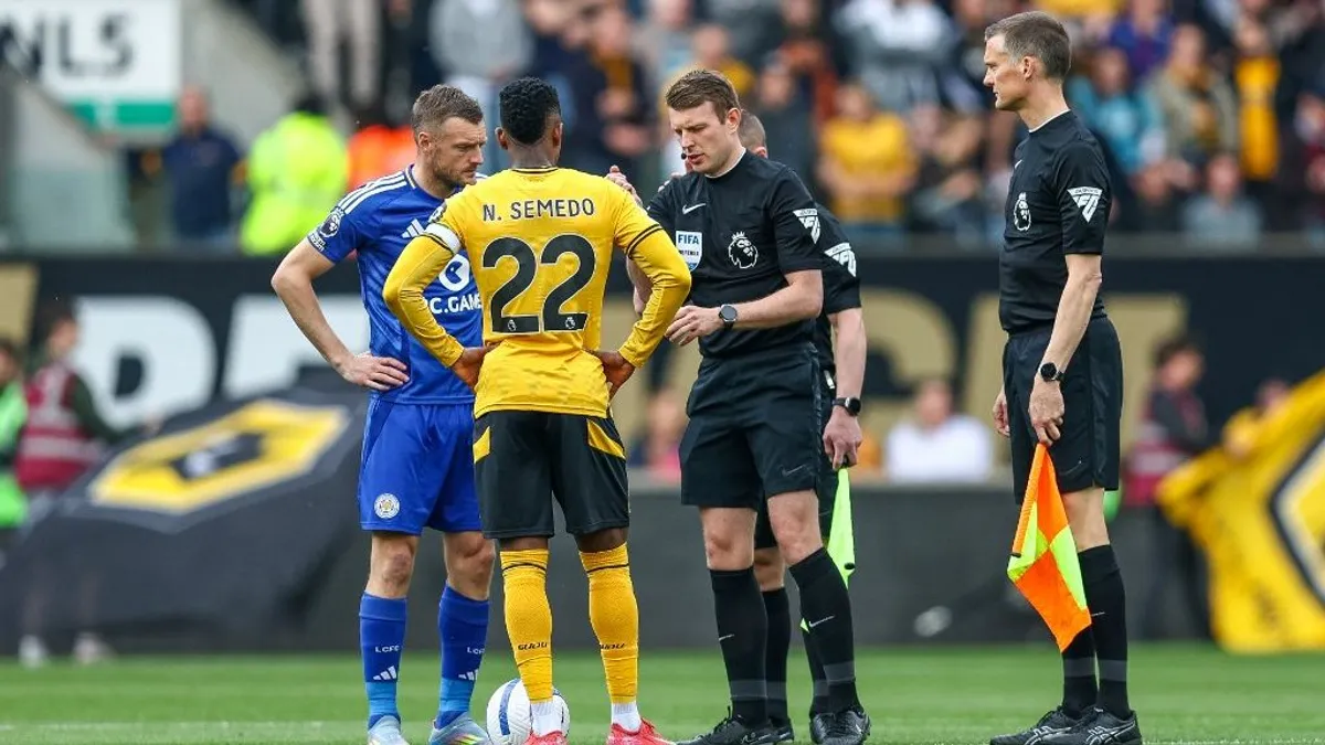 Jamie Vardy fújta le a PL-meccset a bíró sérülése után – videó