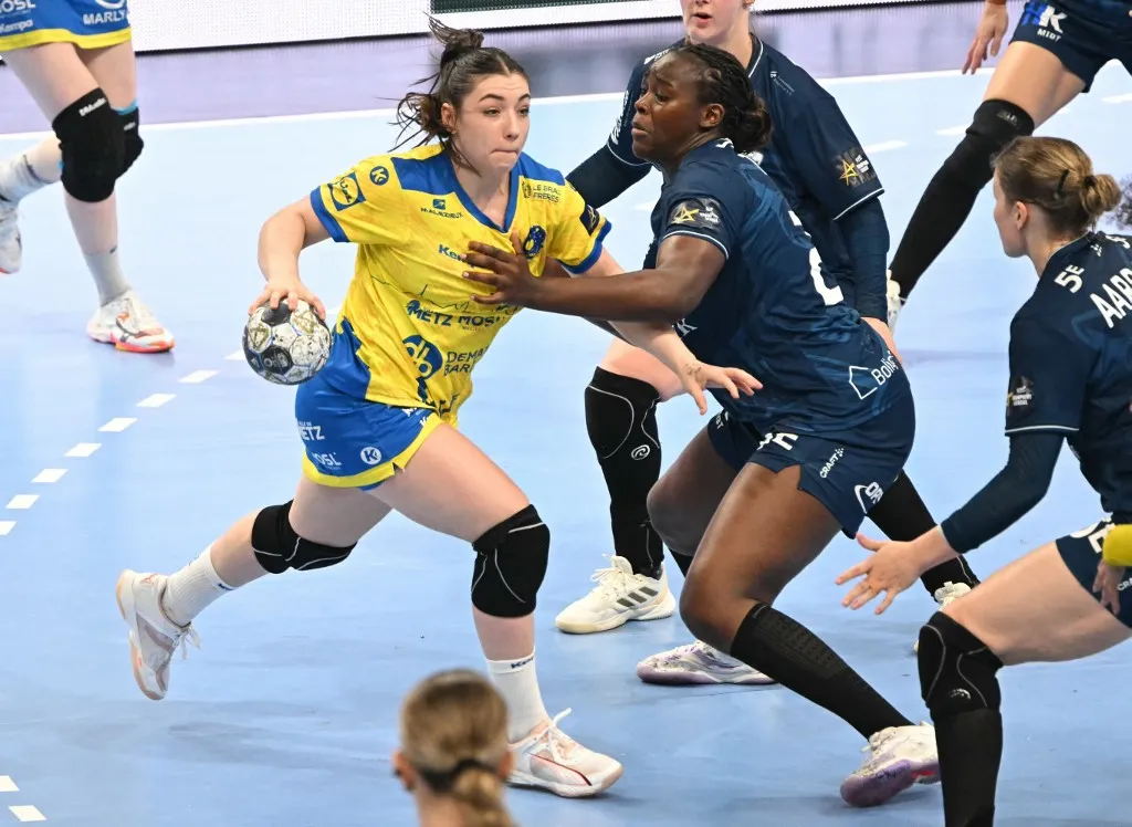 Vámos, Vámos Petra, BL-döntő Metz's Hungarian centre back Petra Vamos (L) and Odense's Spanish pivot Lysa Tchaptchet vie for the ball during the EHF FINAL4 Women 2025 women's EHF Champions League semi-final handball match between Metz Handball (FRA) and Odense Handbold (DEN) on May 31, 2025 in Budapest, Hungary. (Photo by Attila KISBENEDEK / AFP)