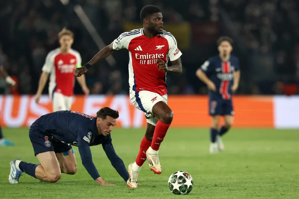 Arsenal's English forward #07 Bukayo Saka (R) runs pas Paris Saint-Germain's Spanish midfielder #08 Fabian Ruiz during the UEFA Champions League semi-final second leg football match between Paris Saint-Germain (PSG) and Arsenal at the Parc des Princes stadium in Paris, on May 7, 2025. (Photo by FRANCK FIFE / AFP)
