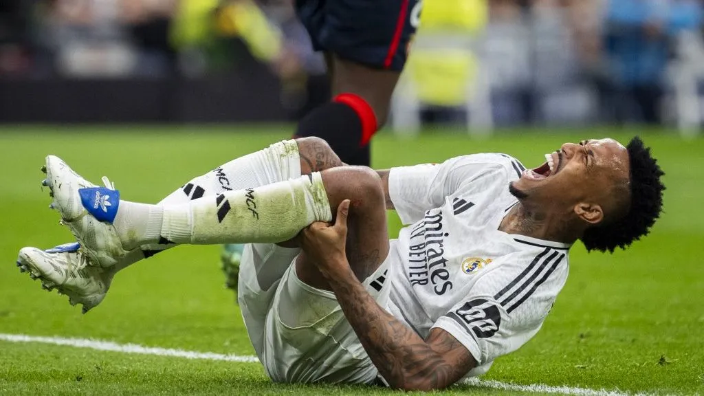 Eder Militao of Real Madrid CF is injured on the ground during the La Liga EA Sports 2024/25 football match between Real Madrid CF and CA Osasuna at Estadio Santiago Bernabeu in Madrid, Spain, on November 9, 2024. (Photo by Alberto Gardin/NurPhoto) (Photo by Alberto Gardin / NurPhoto / NurPhoto via AFP)