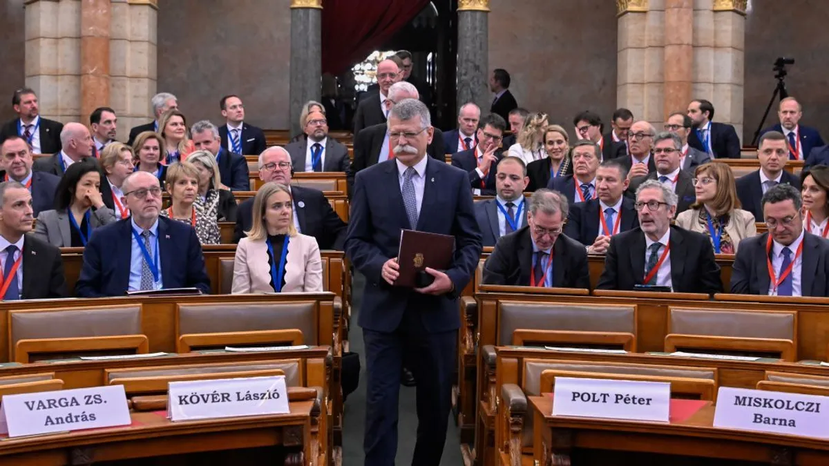 KövĂ©r LĂĄszlĂł: A jogĂ© legyen az erĆ, Ă©s ne az erĆĂ© a jog