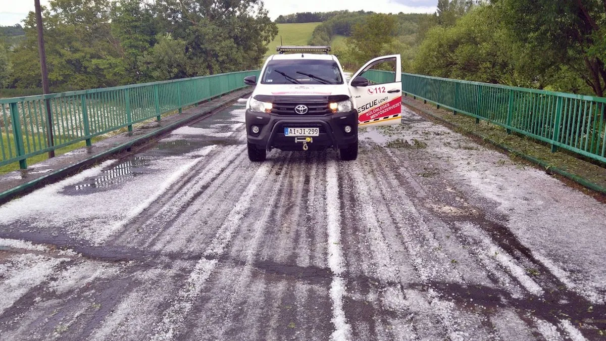 Mintha hó borítaná az utat a Zalalövőt sújtó jégverés után  Fotó: Horváth Norbert