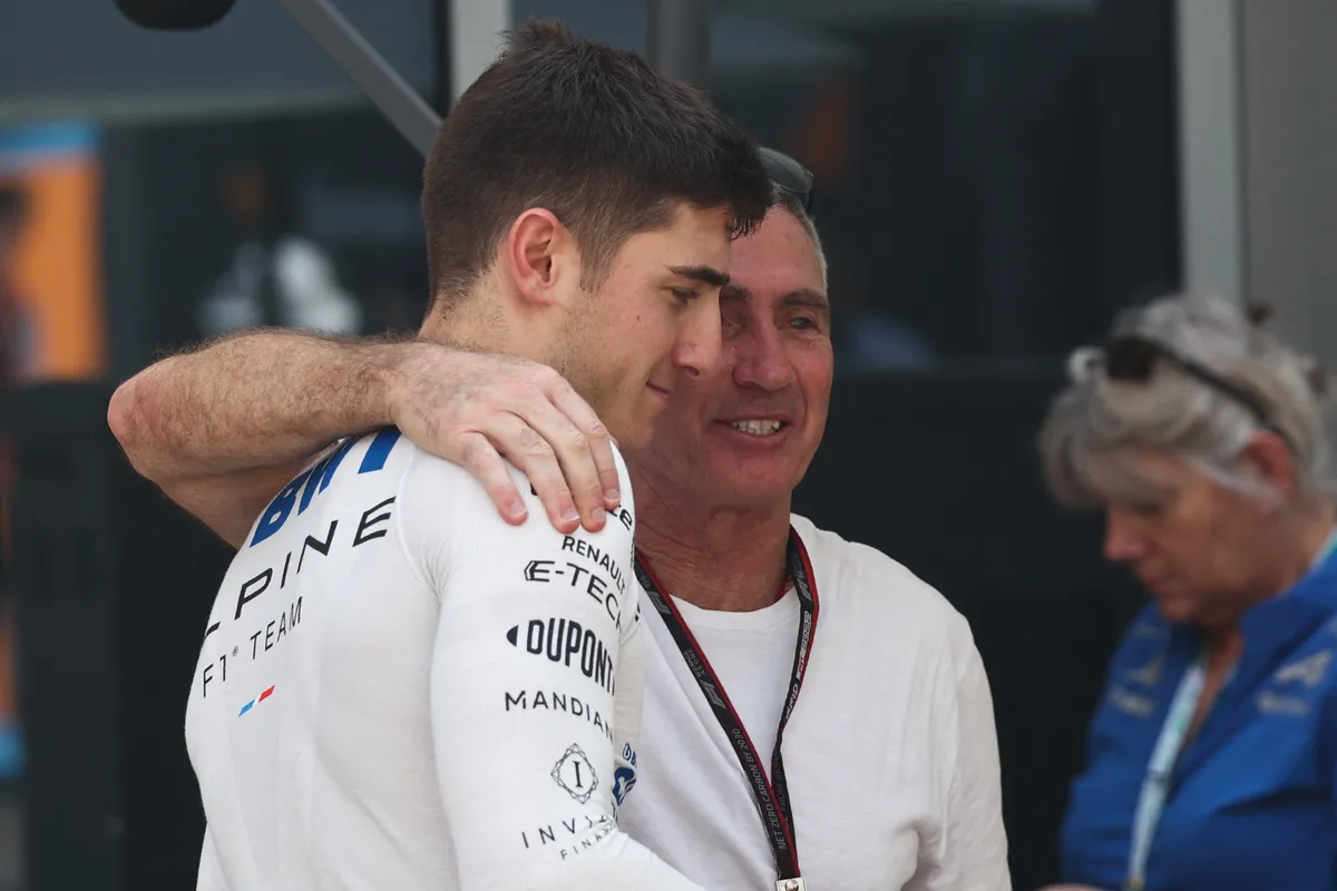 Jack Doohan and Mick Doohan before the first practice ahead of the Formula 1 Abu Dhabi Grand Prix at Yas Marina Circuit in Abu Dhabi, United Arab Emirates on November 18, 2022. (Photo by Jakub Porzycki/NurPhoto) (Photo by Jakub Porzycki / NurPhoto / NurPhoto via AFP), botrány