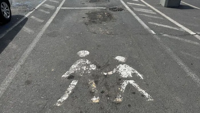 A családi parkoló használata jogilag nem szabályozott, így gyerek nélkül is bárki beállhat elméletben.