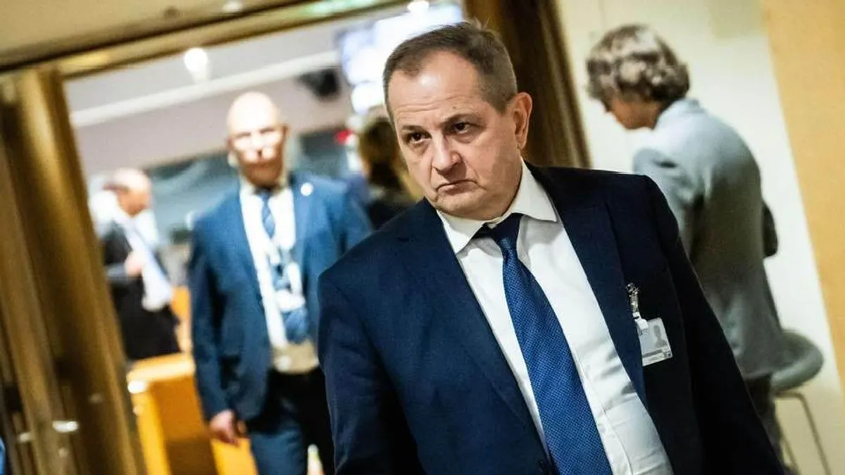 Hiába gyalogol autóval Magyar Péter, hétfőn a parlament elé kerül a bennfentes kereskedés kérdése