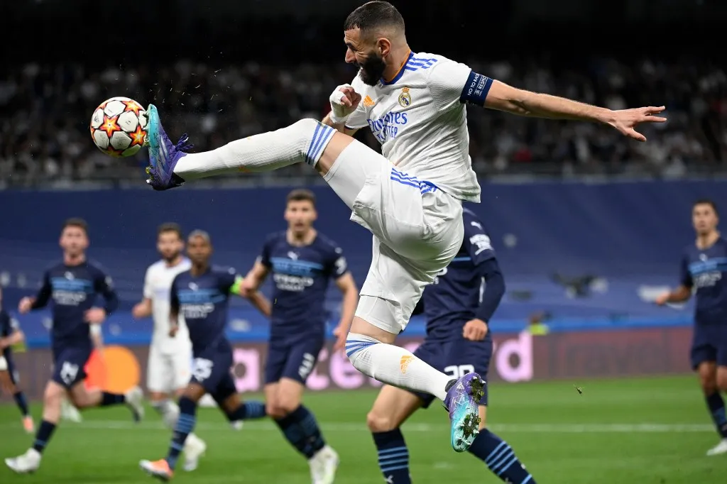 Real Madrid's French forward Karim Benzema controls the ball during the UEFA Champions League semi-final second leg football match between Real Madrid CF and Manchester City at the Santiago Bernabeu stadium in Madrid on May 4, 2022. (Photo by PIERRE-PHILIPPE MARCOU / AFP)