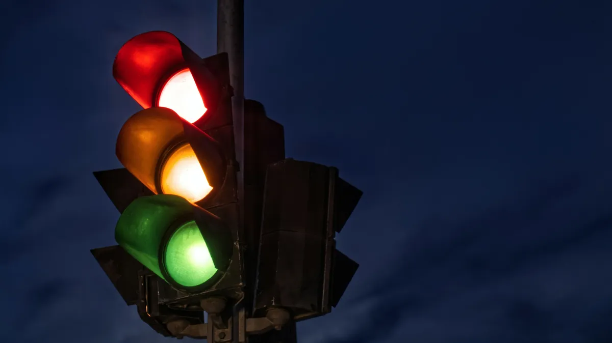 Rejtélyes jelzőlámpa miatt borultak ki az autósok Tatán