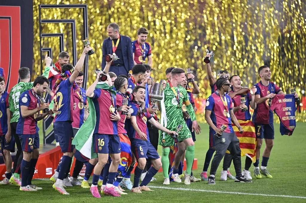 SEVILLE, SPAIN - APRIL 27: Players of Barcelona raise the trophy as they celebrate their victory at the end of the Copa del Rey 2025 final match between Barcelona and Real Madrid at Estadio de La Cartuja in Seville, Spain on April 27, 2025. Burak Akbulut / Anadolu (Photo by BURAK AKBULUT / ANADOLU / Anadolu via AFP)