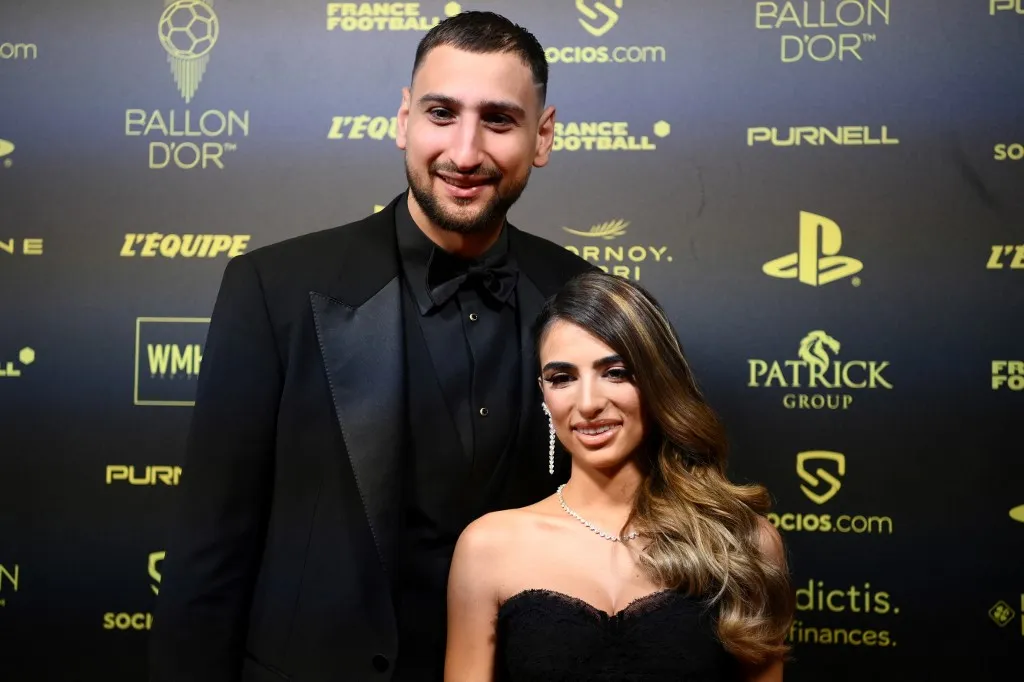 BL-döntő Paris Saint-Germain's Italian goalkeeper Gianluigi Donnarumma (L) and his partner Alessia Elefante pose upon arrival to attend the 2021 Ballon d'Or France Football award ceremony at the Theatre du Chatelet in Paris on November 29, 2021. (Photo by FRANCK FIFE / AFP)