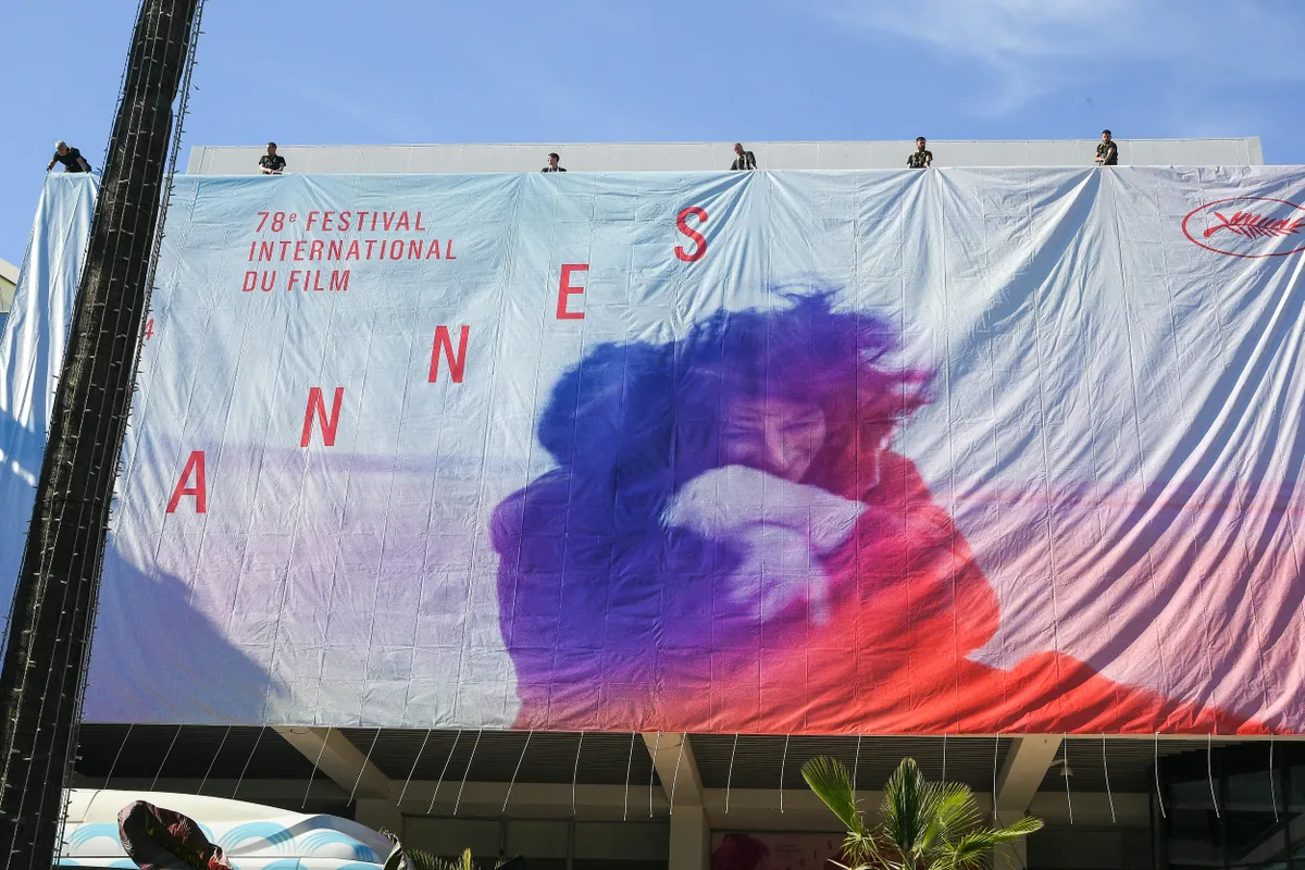 Robert De Niro, La ville de Cannes s'apprête à accueillir la 78ème édition de son festival international du film (13-24 mai 2025), le 11 mai 2025. Cannes Film Festival 2025: final preparations and installation of the official poster at the Palais des Festivals. May 11th, 2025.