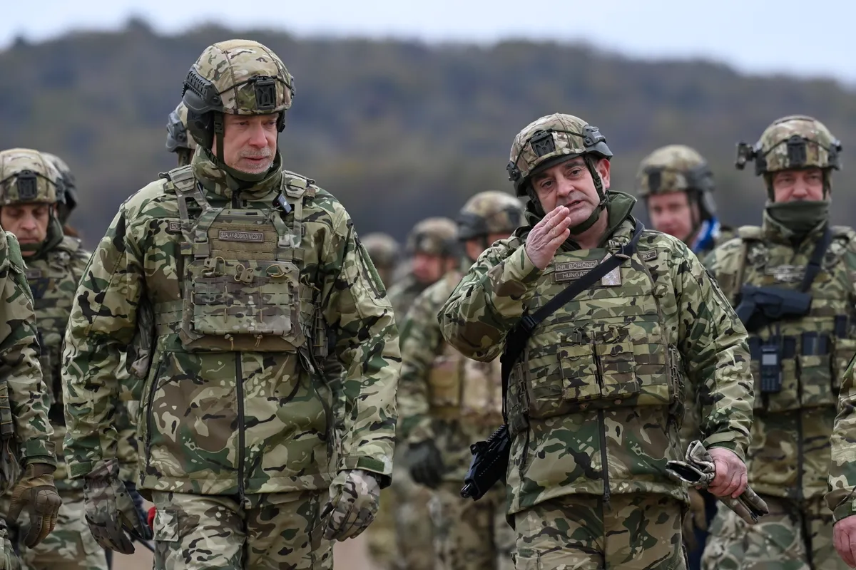 Hajmáskér, 2024. november 14.
Szalay-Bobrovniczky Kristóf honvédelmi miniszter (b) és Böröndi Gábor vezérezredes, a honvéd vezérkar főnöke a Magyar Honvédség Kinizsi Pál 30. Páncélozott Gyalogdandár lövészetének zárógyakorlatán a hajmáskéri Nullponti Lő- és Gyakorlótéren 2024. november 14-én.
MTI/Kovács Tamás