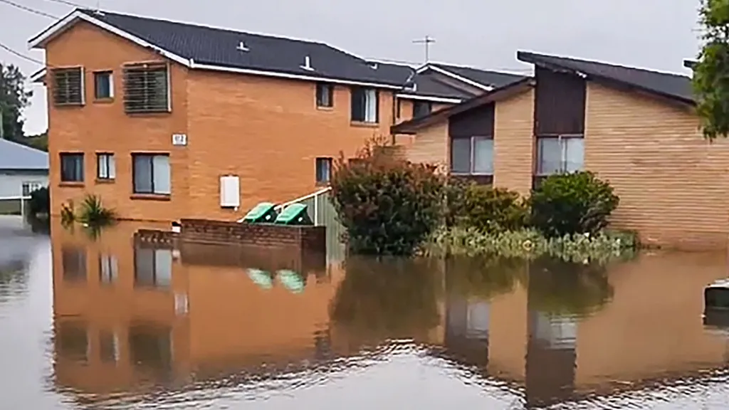 Sydney, Kelet-Ausztrália, Ausztrália, eső, időjárás, esőzés, 2025.05.22.,   This frame grab taken from UGC video handout footage by Instagram account user @Woodshieldposts on May 21, 2025 and released on May 22, 2025 shows houses partly submerged in a flo