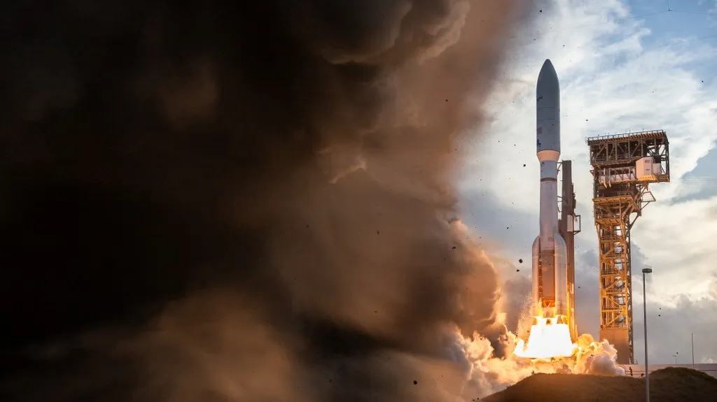 A ULA Atlas V - 551 rocket lifts off from launch pad 41 at the Cape Canaveral Space Force Station in Florida, carrying the first 27 satellites for Amazon's Kuiper Project. The Kuiper Constellation provides broadband Internet services around the world, in direct competition with Starlink. (Photo by Manuel Mazzanti/NurPhoto) (Photo by Manuel Mazzanti / NurPhoto / NurPhoto via AFP)