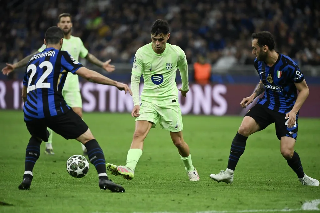 Barcelona's Spanish midfielder #08 Pedri controls the ball next to Inter Milan's Armenian midfielder #22 Henrikh Mkhitaryan (L) during the UEFA Champions League semi-final second leg football match between Inter Milan and FC Barcelona at the San Siro stadium in Milan on May 6, 2025. (Photo by PIERO CRUCIATTI / AFP)