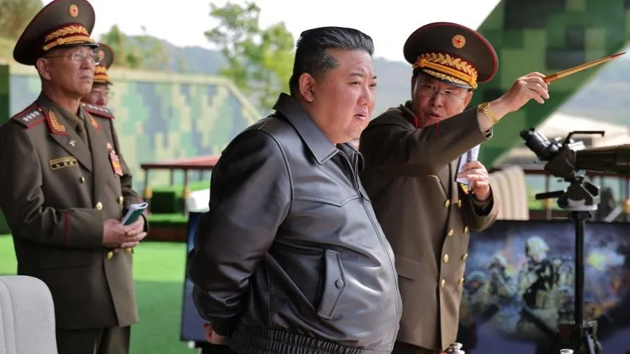 This picture taken on May 13, 2025 released by North Korea's official Korean Central News Agency (KCNA) on May 14, 2025 shows North Korean leader Kim Jong Un (C) inspecting the comprehensive tactical training of the special operations division of the Korean People's Army and training competition between tank divisions at an undisclosed location in North Korea. (Photo by KCNA VIA KNS / AFP) / South Korea OUT / ---EDITORS NOTE--- RESTRICTED TO EDITORIAL USE - MANDATORY CREDIT "AFP PHOTO/KCNA VIA KNS" - NO MARKETING NO ADVERTISING CAMPAIGNS - DISTRIBUTED AS A SERVICE TO CLIENTS
THIS PICTURE WAS MADE AVAILABLE BY A THIRD PARTY. AFP CAN NOT INDEPENDENTLY VERIFY THE AUTHENTICITY, LOCATION, DATE AND CONTENT OF THIS IMAGE. /