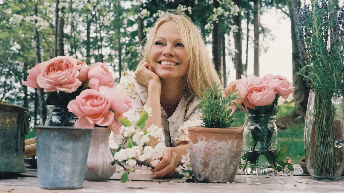 Pamela Anderson mezĂtláb, smink nĂ©lkĂĽl kezd Ăşj Ă©letet a vadonban