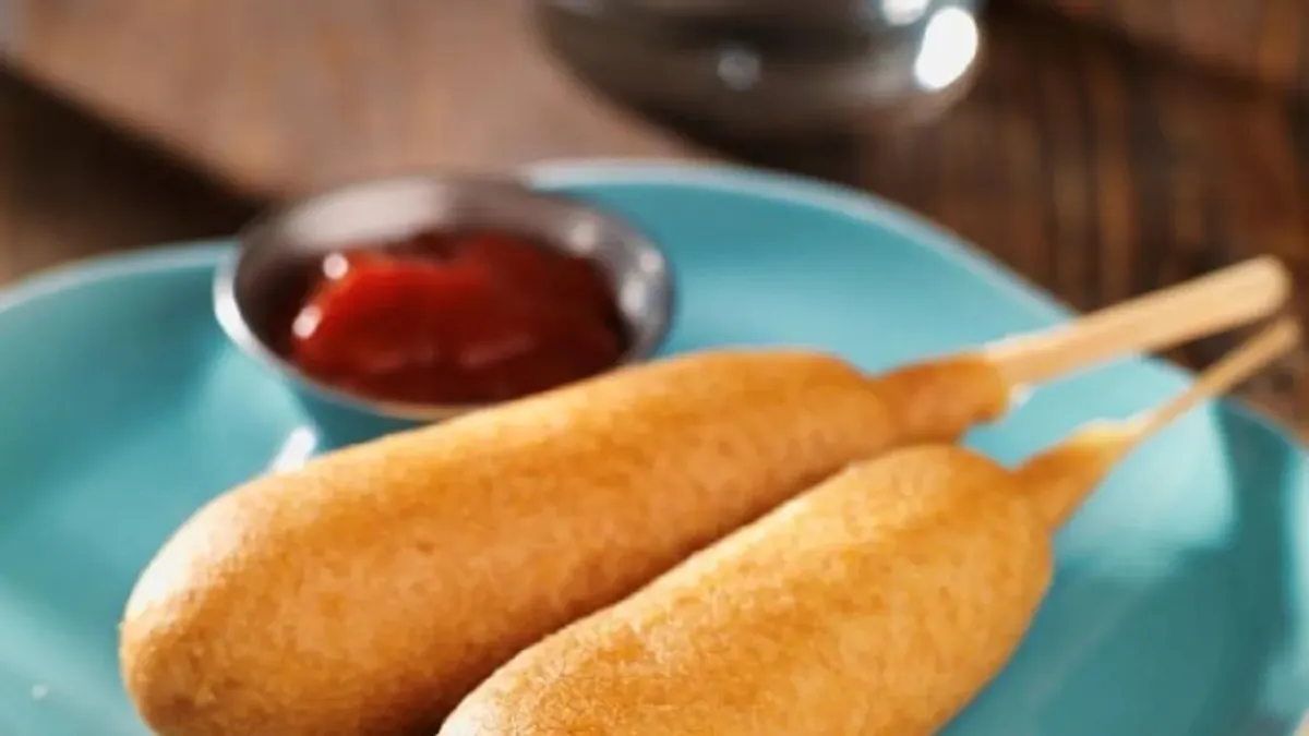 Eláruljuk, hogyan készül a gyerekzsúrok sztárja, a pálcikára tűzött sajtos hot-dog – videó