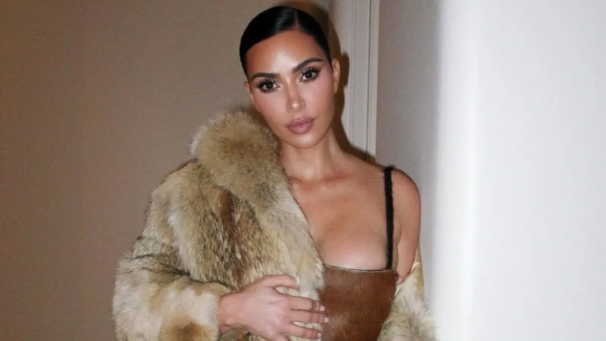 Kim Kardashian úgy jelent meg a bíróságon, mintha divatbemutatóra készülne