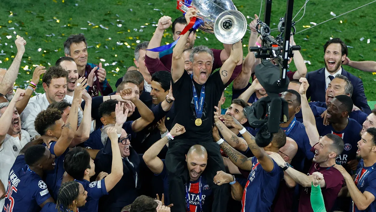 Az Eiffel-torony is piros-kékbe borult a PSG történelmi BL-győzelme után – galéria