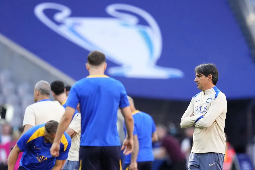 Simone Inzaghi head coach of Internazionale gives instructions during the warm-up ahead of the UEFA Champions League Final 2025 between Paris Saint-Germain and FC Internazionale Milano at Allianz Arena on May 30, 2025 in Munich, Germany.  (Photo by Jose Breton/Pics Action/NurPhoto) (Photo by Jose Breton / NurPhoto / NurPhoto via AFP)