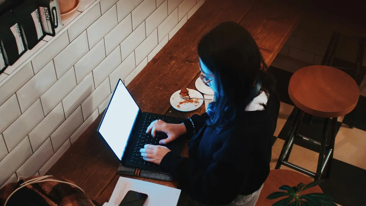 laptop notebook computer pc windows 10 számítógépezés böngészés home office irodai munka wifi internet
