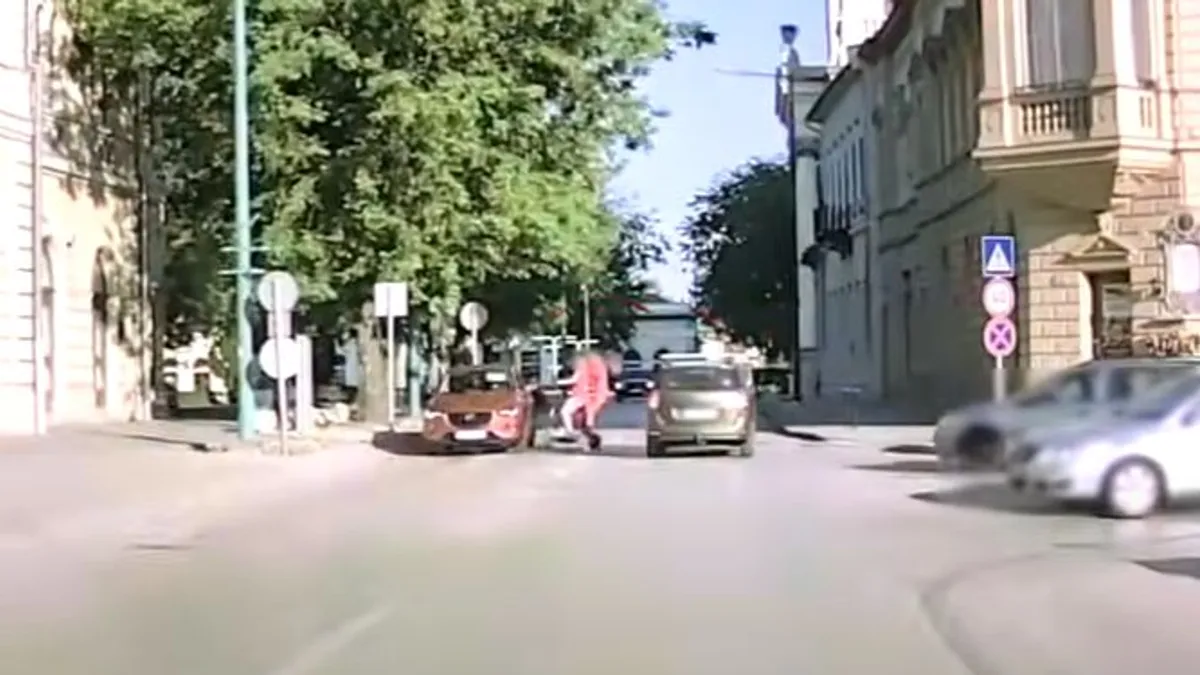 Durva felvétel: két fiatal szabálytalanul hajtott a zebrára, ütköztek – videó