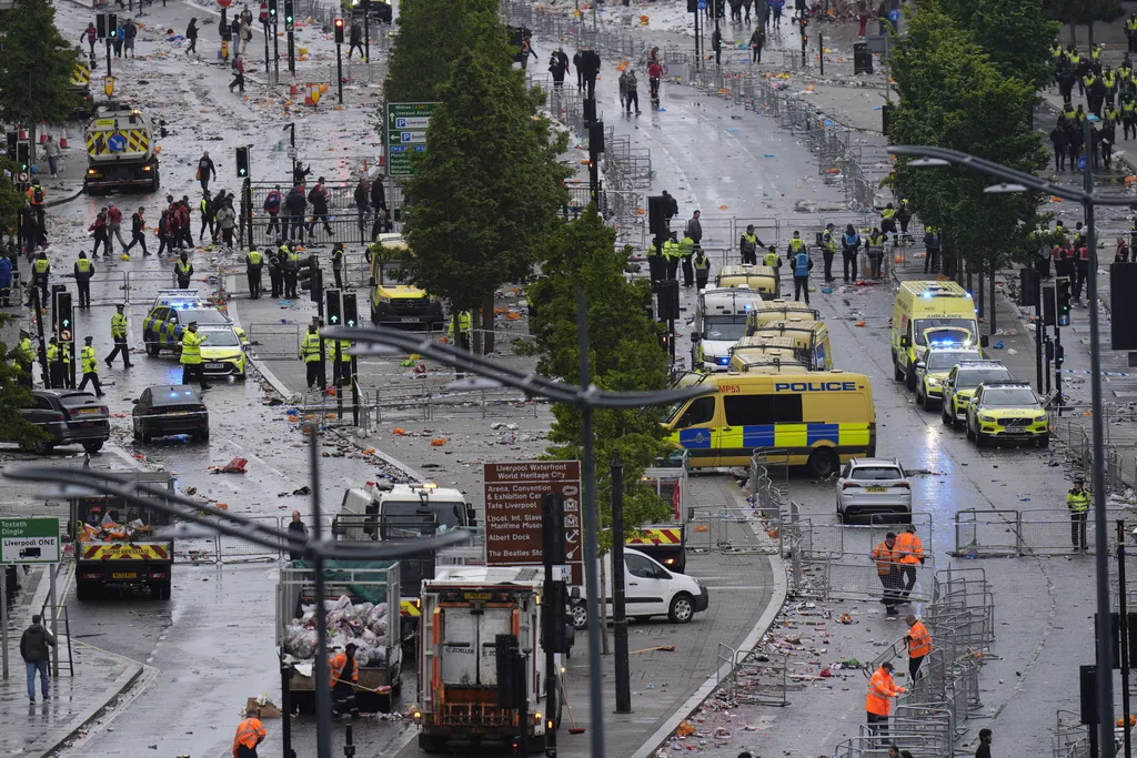 Autó hajtott a Liverpool bajnoki győzelmét ünneplő tömegbe, tragédia, merénylet, terrorizmus