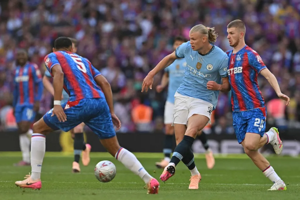 FA-kupa döntő Manchester City's Norwegian striker #09 Erling Haaland (C) plays a pass during the English FA Cup final football match between Crystal Palace and Manchester City at Wembley stadium in London, on May 17, 2025. (Photo by Glyn KIRK / AFP) / NOT FOR MARKETING OR ADVERTISING USE / RESTRICTED TO EDITORIAL USE