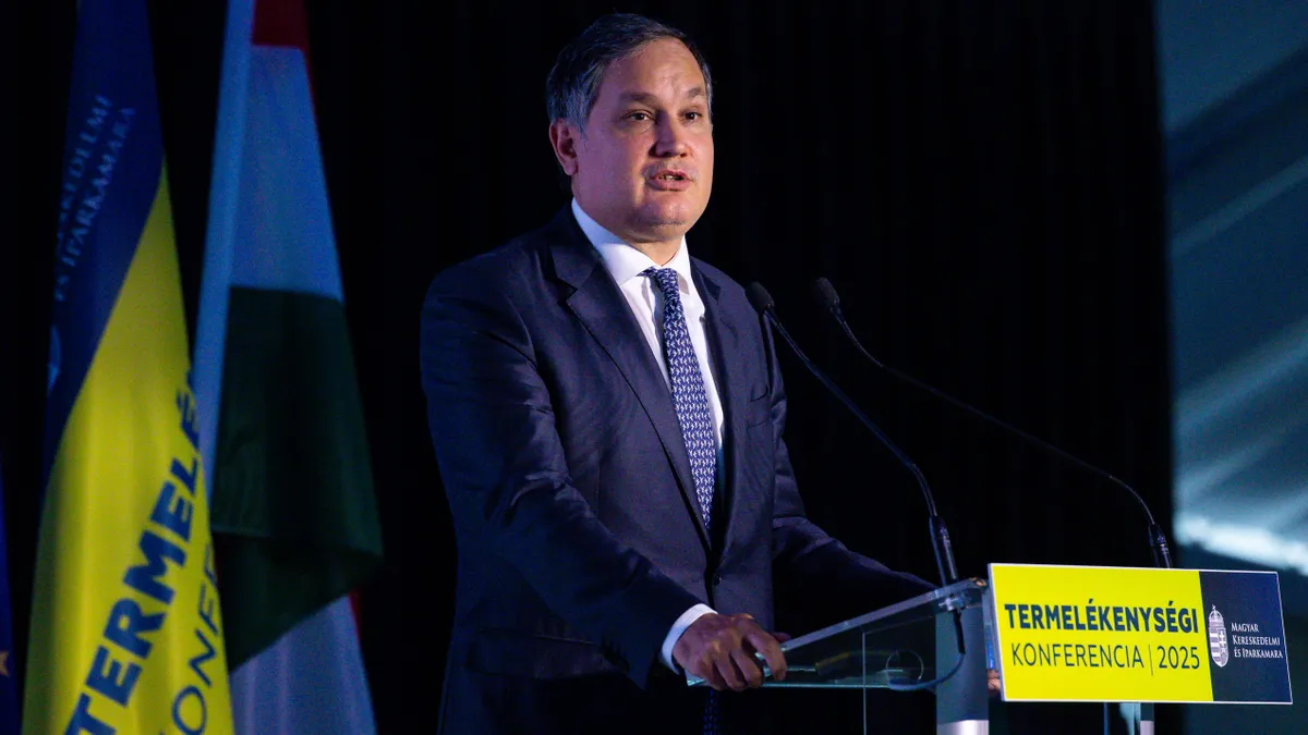 Nagy Márton nemzetgazdasági miniszter beszédet mond a Termelékenységi konferencián, a minisztérium és a Magyar Kereskedelmi és Iparkamara (MKIK) közös budapesti rendezvényén 2025. május 26-án Fotó: Hegedüs Róbert / MTI Fotószerkesztõség