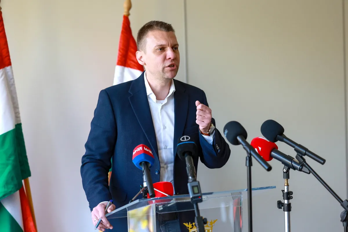 Szekszárd, 2025. április 9.
Menczer Tamás, a Fidesz-KDNP kommunikációs igazgatója sajtótájékoztatót tart a Fidesz és a KDNP országjárása keretében tartott lakossági fóruma előtt Szekszárdon 2025. április 9-én.
MTI/Kiss Dániel