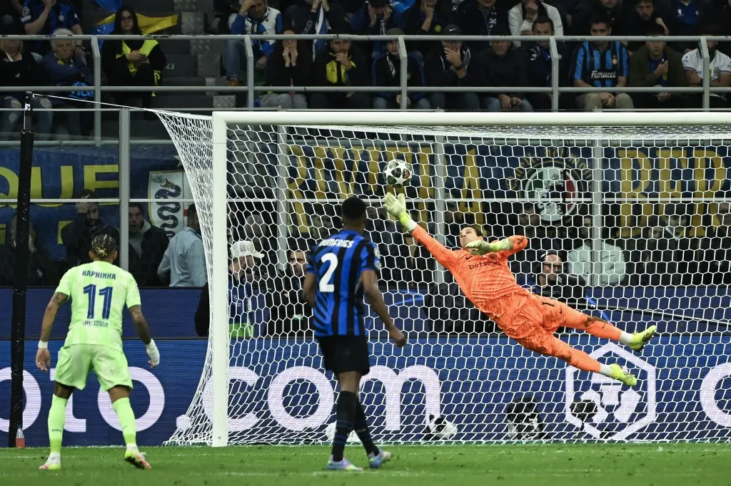 Inter Milan's Swiss goalkeeper #01 Yann Sommer makes a save after a shot by Barcelona's Spanish forward #19 Lamine Yamal during the UEFA Champions League semi-final second leg football match between Inter Milan and FC Barcelona at the San Siro stadium in Milan on May 6, 2025. (Photo by PIERO CRUCIATTI / AFP)