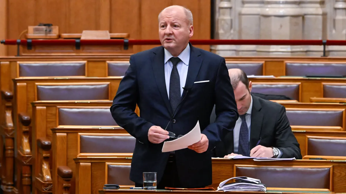 Simicskó István törvényjavaslatban kezdeményezi, hogy legyen hagyományos pénztár is a boltokban