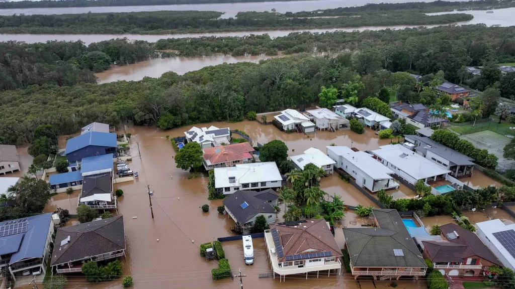 Sydney, Kelet-Ausztrália, Ausztrália, eső, időjárás, esőzés, 2025.05.22.,   Port Macquarie, 2025. május 22.
Árvízzel elöntött házak az Új-Dél-Wales állambeli Port Macquarie városban 2025. május 22-én. Az Ausztrália keleti partvidékét sújtó özönvízszerű es