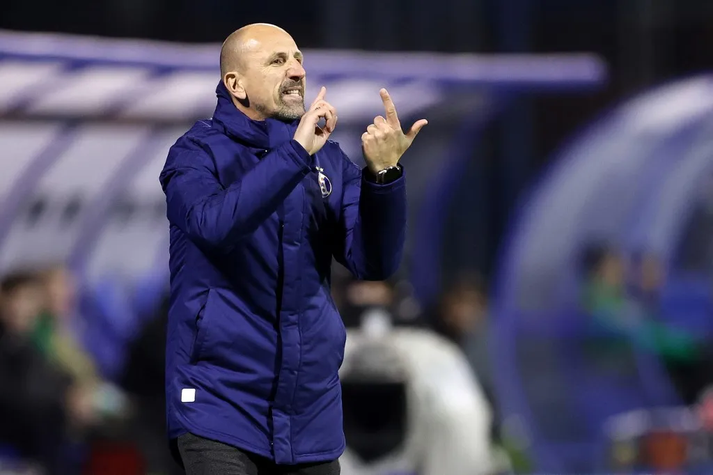 Újpest, Dinamo Zagreb's Croatian coach Damir Krznar gestures during the UEFA Europa League group H football match between GNK Dinamo Zagreb and Rapid Wien at the Maksimir Stadium in Zagreb on November 4, 2021. (Photo by Damir SENCAR / AFP)