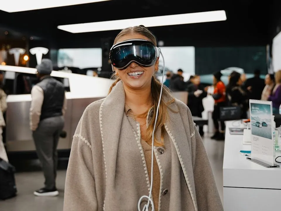 Apple Vision Pro headsetet viselő nő 