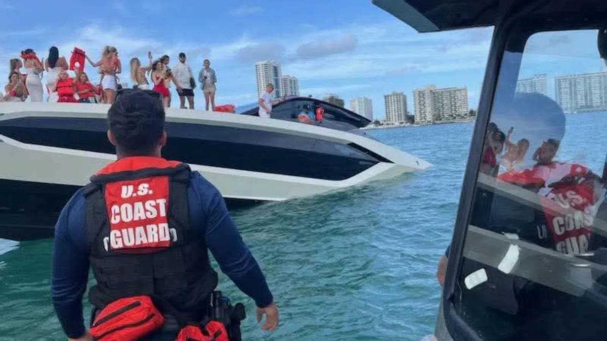 Miami partjainál több tucat embert mentett ki a parti őrség, mikor egy luxusjacht süllyedni kezdett – videó