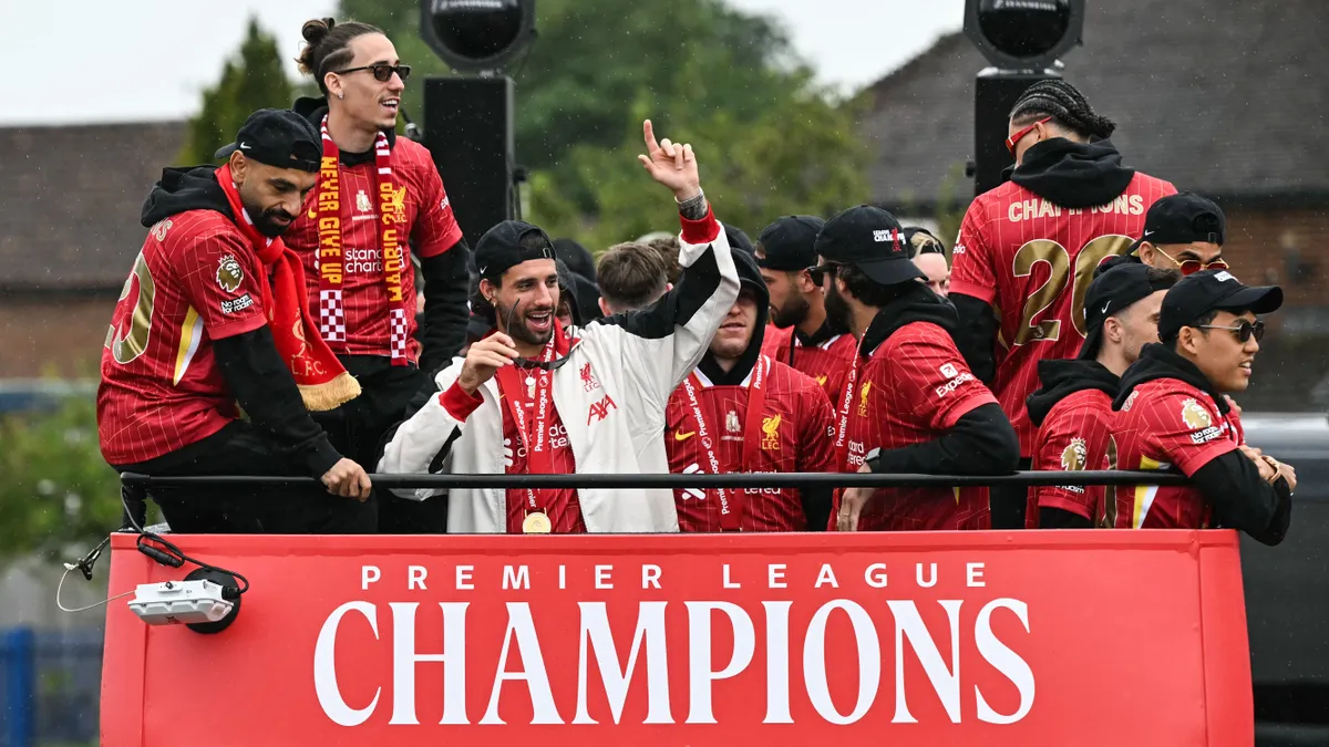 A Liverpool csapatát tízezrek várták a bajnoki felvonuláson – videó