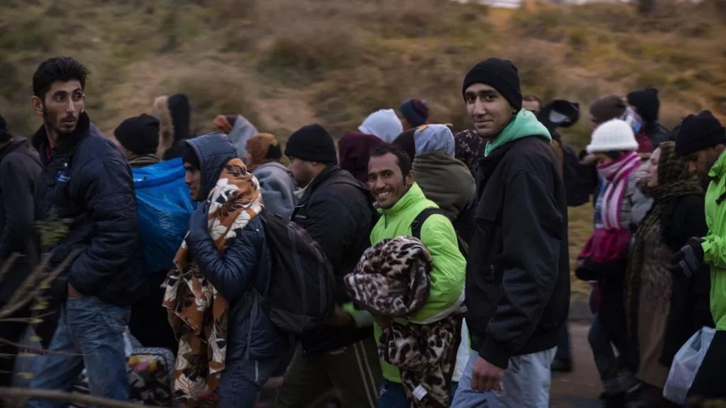 illegális migráció, Migránsok várnak arra, hogy átkelhessenek Ausztriába a szlovéniai Sentiljben