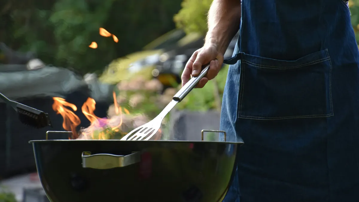 Így lesz szaftos a grillezett csirkemell – ezt a 3 egyszerű praktikát vesd be