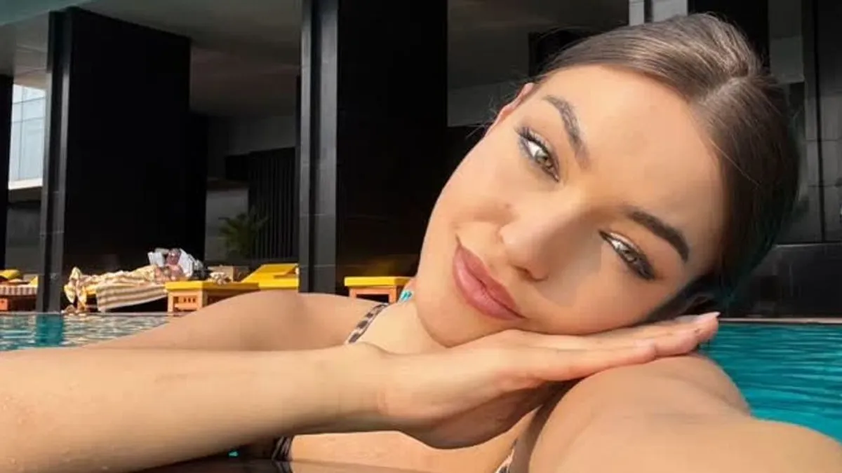Bikiniben élvezik a medencét a Miss World szépségei – videó