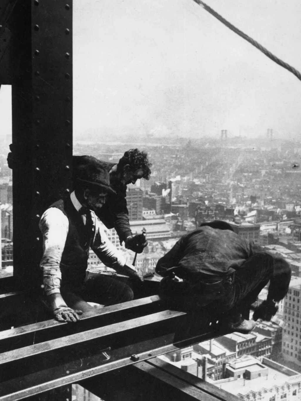 Az első felhőkarcolók építése,  circa 1930:  A construction worker crouches over the end of a girder high above the streets of New York.  (Photo by General Photographic Agency/Getty Images)