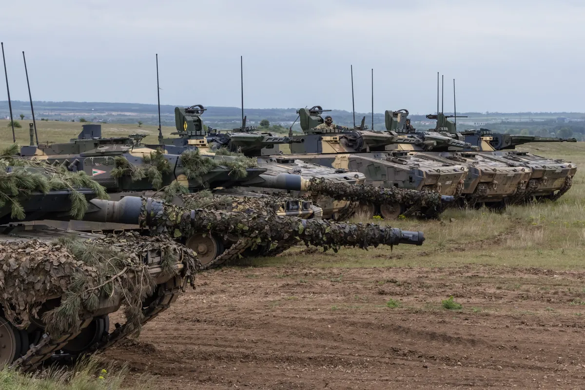 Veszprém, 2025. május 15.
Lynx gyalogsági harcjárművek és a Leopard harckocsik közös feladatvégrehajtása a Magyar Honvédség Veszprém melletti lő- és gyakorlóterén 2025. május 15-én.
MTI/Katona Tibor
