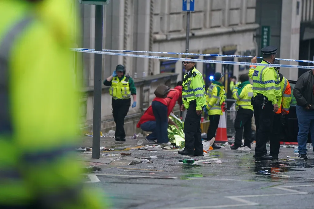 Autó hajtott a Liverpool bajnoki győzelmét ünneplő tömegbe, tragédia, merénylet, terrorizmus