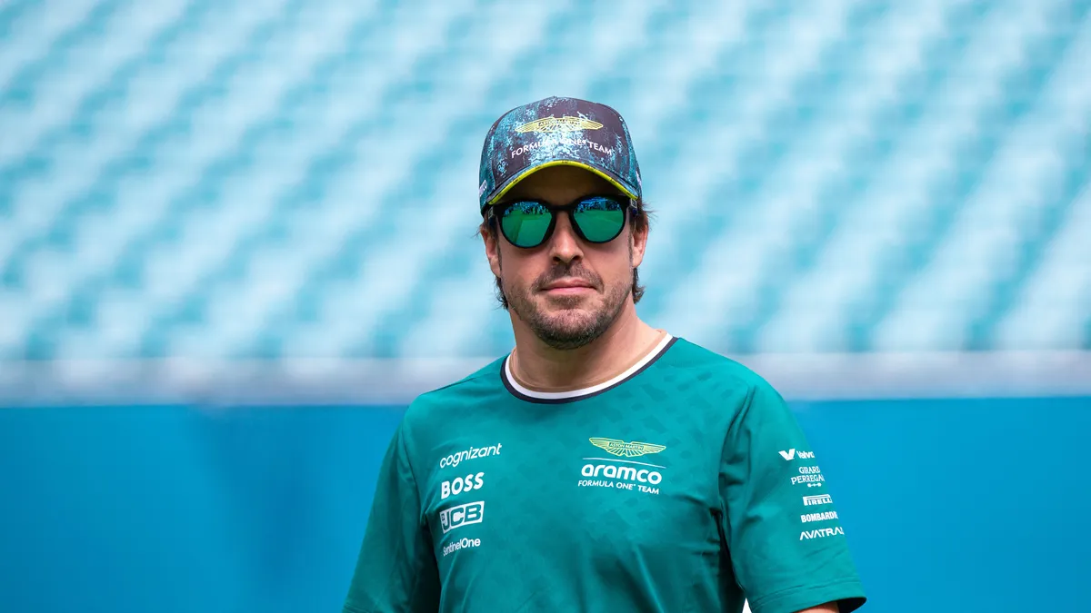 Fernando Alonso aláírt egy csecsemőt – videó