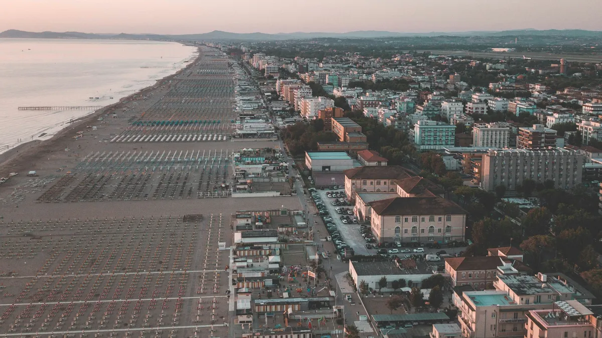 Strandbuldózer gázolt halálra egy turistát Olaszországban
