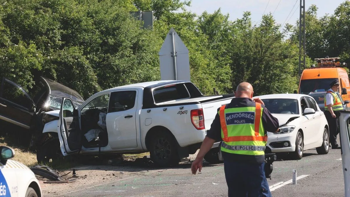 Tömegkarambol bénította meg a 3-as főutat