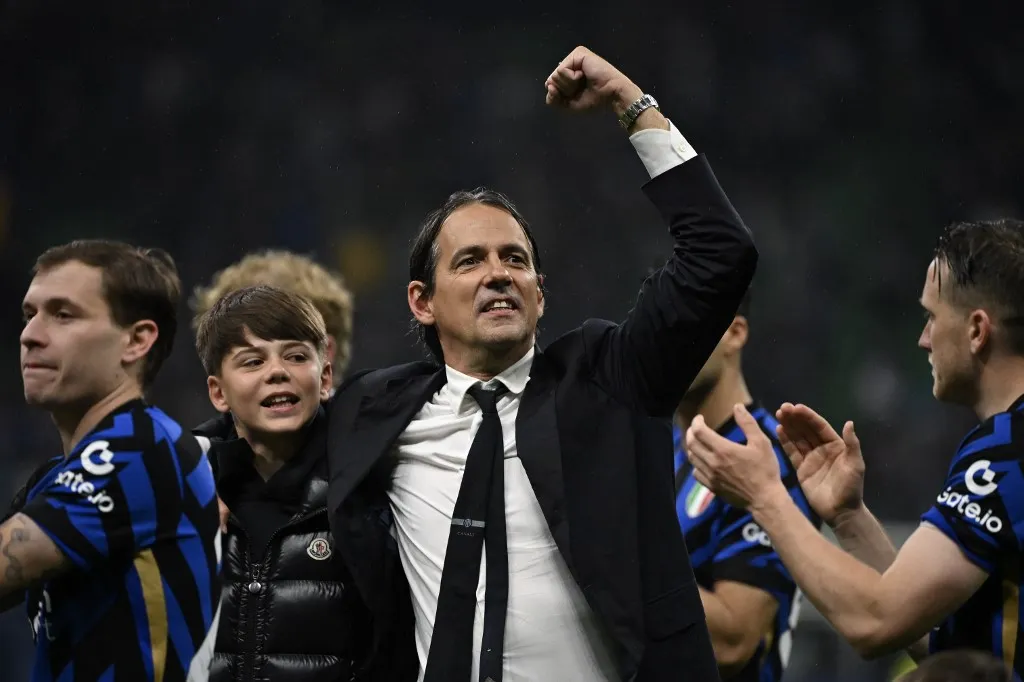 Inter Milan's Italian coach Simone Inzaghi (C) celebrates after Inter Milan won the UEFA Champions League semi-final second leg football match between Inter Milan and FC Barcelona at the San Siro stadium in Milan on May 6, 2025. (Photo by PIERO CRUCIATTI / AFP)