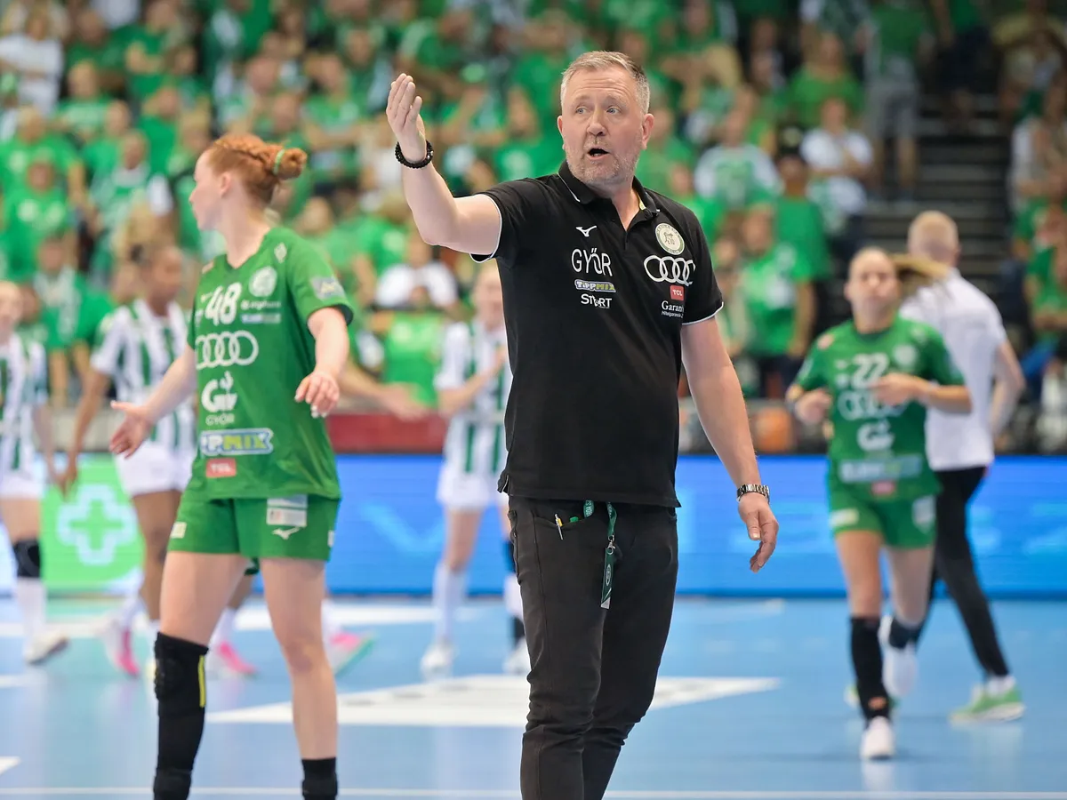 Kiborult, Per Johansson, a Győri ETO edzője a női kézilabda Bajnokok Ligájában játszott Győri Audi ETO KC - FTC-Rail Cargo Hungaria mérkőzésen az Audi Aréna Győr sportcsarnokban 2025. május 10-én. A győri csapat 32-24-re nyerte a mérkőzést.
MTI/Krizsán Csaba